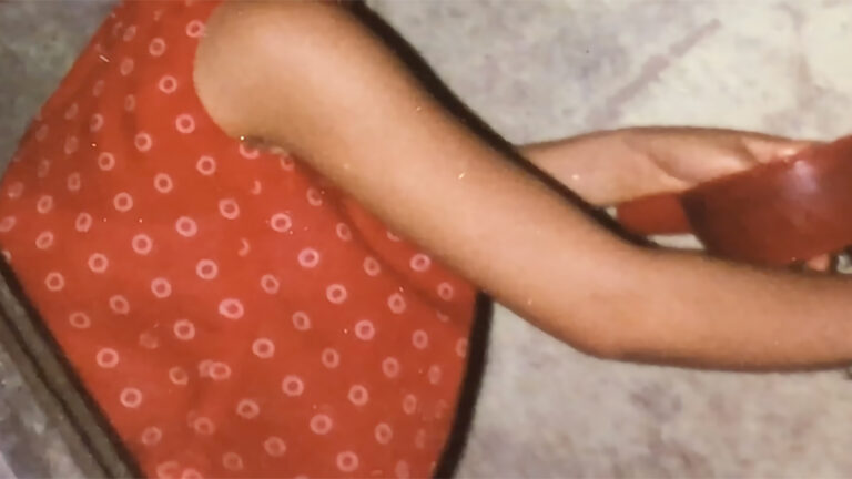 S-H-E 她_Full-HD Single channel color video with sound單頻道彩色有聲錄像_錄像媒材_2'45''_2022