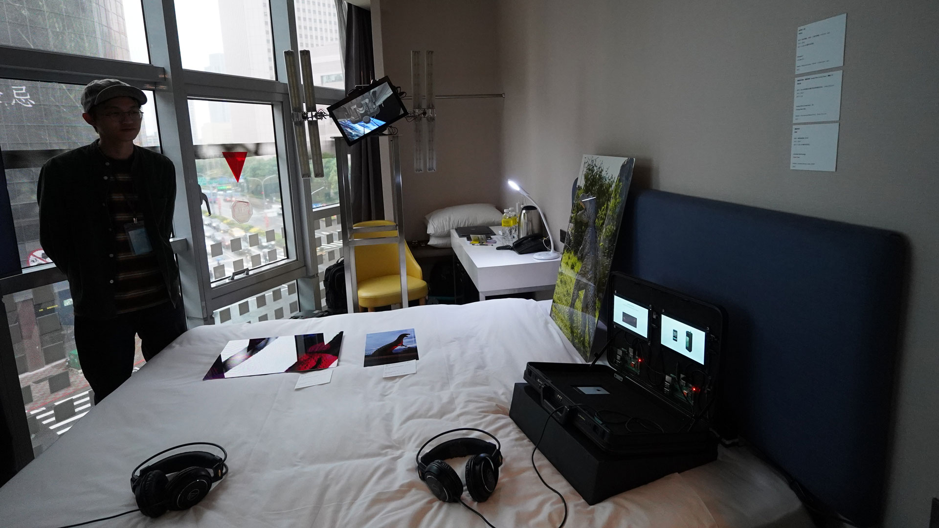 噪山Chen-Chen_Invisible-Technology_Double-Channel-Video-Installation_2023