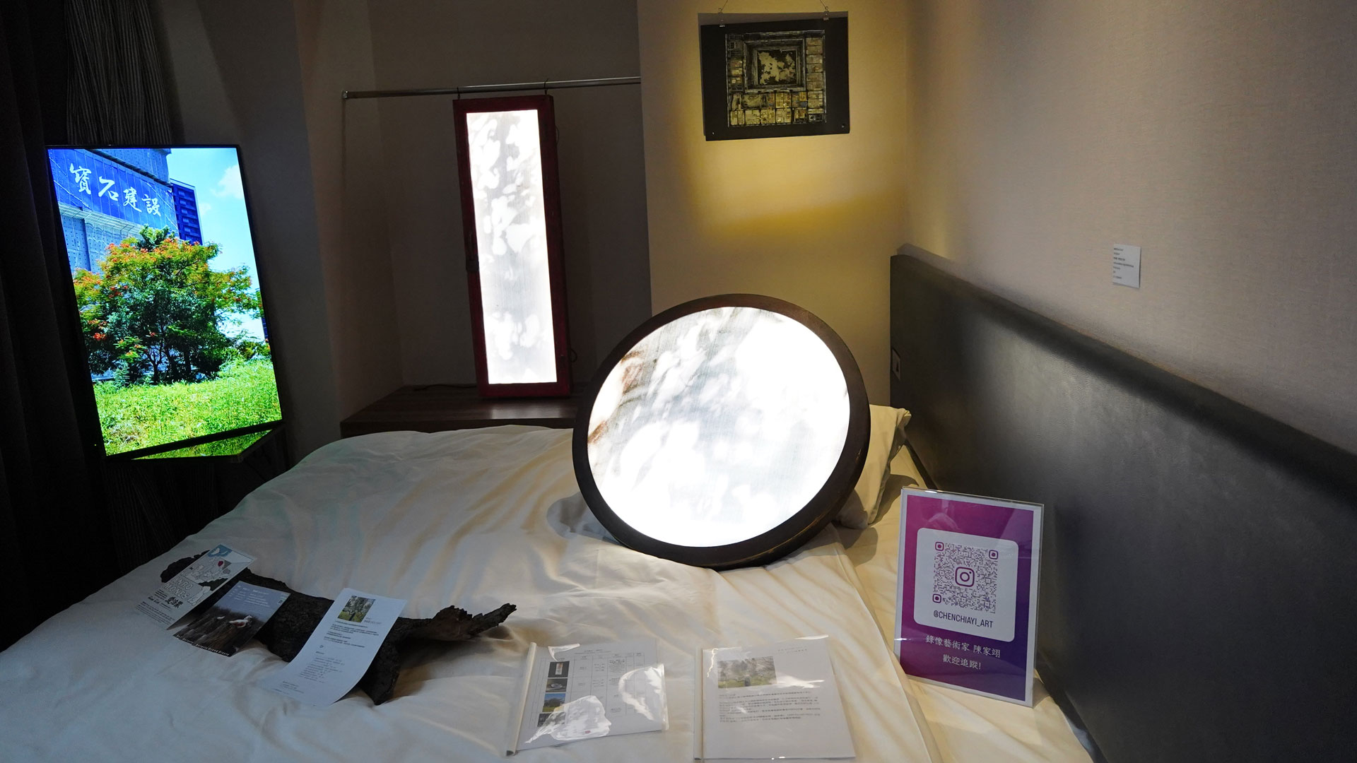 陳家翊-存在III_杉木、鐵鎖、燈箱裝置、數位壓克力印刷